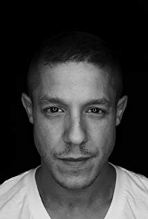How tall is Theo Rossi?